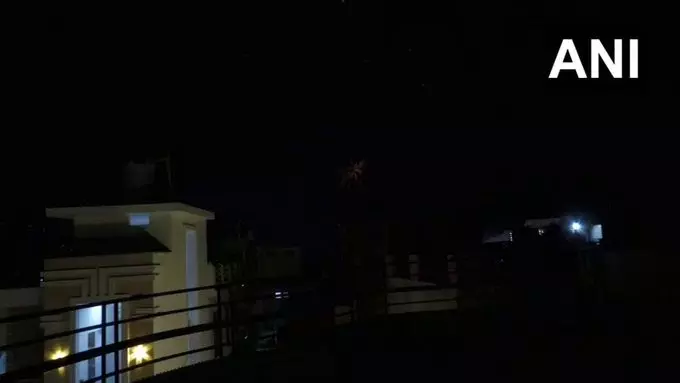 Diwali पर पुंछ में पटाखों की धमक से गूंजा आसमान, उत्सव में शामिल हुए हजारों लोग Diwali पर पुंछ में पटाखों की धमक से गूंजा आसमान, उत्सव में शामिल हुए हजारों लोग