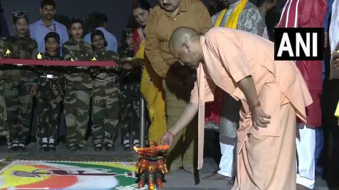 मंदिर में शहीदों को सम्मान, CM योगी आदित्यनाथ ने दीप जलाए मंदिर में शहीदों को सम्मान, CM योगी आदित्यनाथ ने दीप जलाए