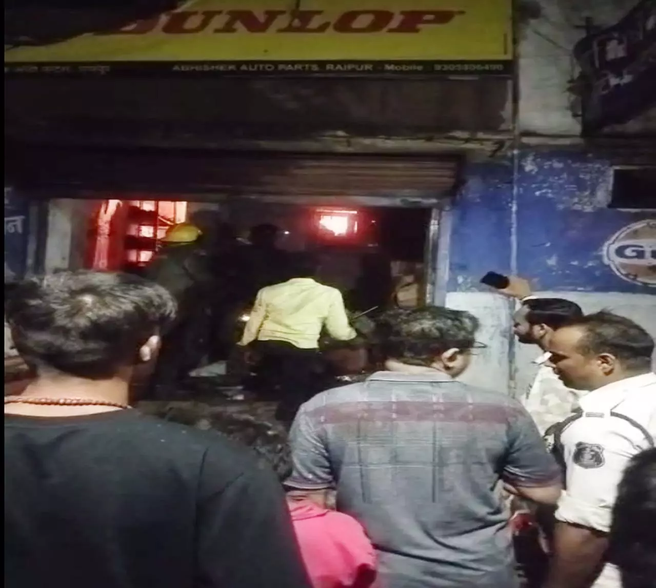Aamapara चौक के अभिषेक ऑटो पार्ट्स में आग, अज्ञात लोगों ने की आगजनी Aamapara चौक के अभिषेक ऑटो पार्ट्स में आग, अज्ञात लोगों ने की आगजनी