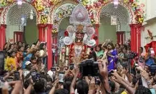Bengal: काली मंदिरों में श्रद्धालुओं की लंबी कतारें Bengal: काली मंदिरों में श्रद्धालुओं की लंबी कतारें