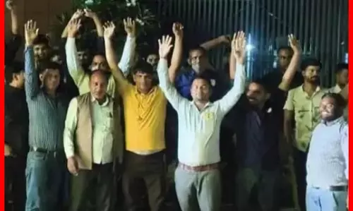 टोल टैक्स कर्मचारियों को दिवाली पर कम बोनस मिला, उठाया ये कदम, पुलिस पहुंची टोल टैक्स कर्मचारियों को दिवाली पर कम बोनस मिला, उठाया ये कदम, पुलिस पहुंची