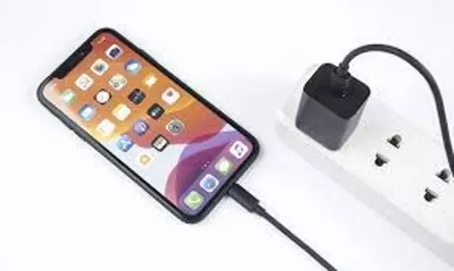 Smartphone Charger: दूसरों से चार्जर मांगना पड़ सकता है महंगा, विशेषज्ञों ने किया चौंकाने वाला खुलासा