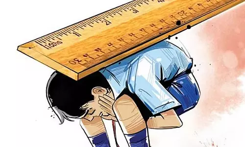 गैरहाजिरी: प्रिंसिपल ने स्टूडेंट को PVC पाइप से पीटा, FIR दर्ज गैरहाजिरी: प्रिंसिपल ने स्टूडेंट को PVC पाइप से पीटा, FIR दर्ज