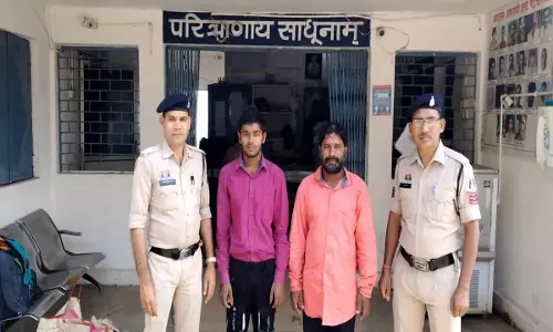 लड़की को भगाकर घर ले आया बेटा, माता-पिता ने करा दी शादी, तीनों गिरफ्तार लड़की को भगाकर घर ले आया बेटा, माता-पिता ने करा दी शादी, तीनों गिरफ्तार
