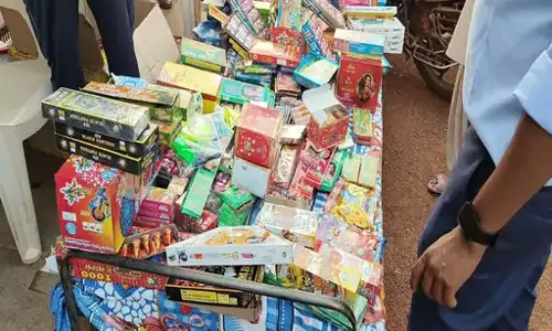 दुकानदार बिना अनुमति के बेच रहा था पटाखे, पुलिस ने मारा छापा दुकानदार बिना अनुमति के बेच रहा था पटाखे, पुलिस ने मारा छापा