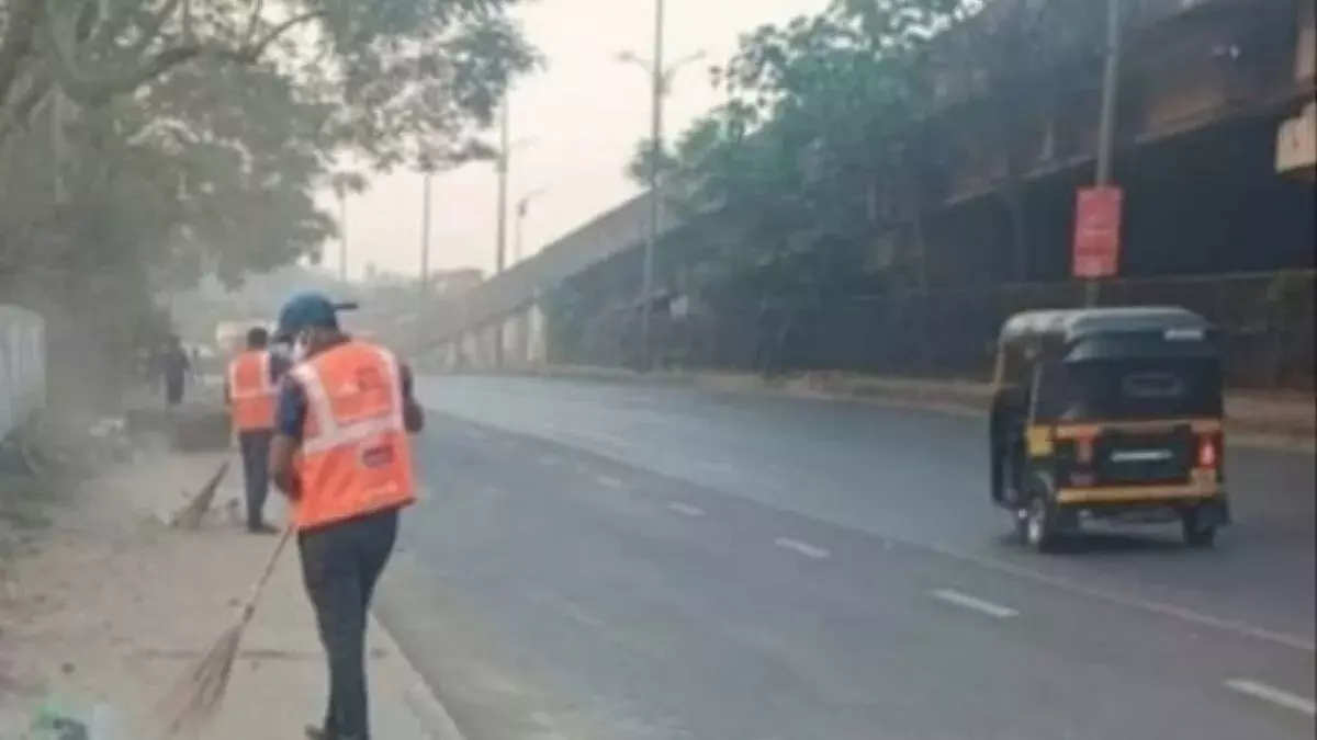 Mumbai: ठाणे मनपा ने हाइवे को चमकाने के लिए शुरू की स्पेशल सफाई मुहिम Mumbai: ठाणे मनपा ने हाइवे को चमकाने के लिए शुरू की स्पेशल सफाई मुहिम