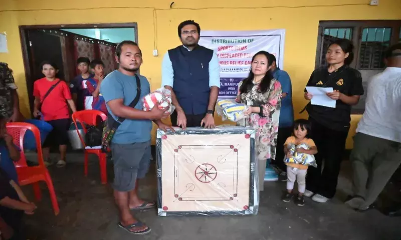 Manipur: चुराचांदपुर में आंतरिक रूप से विस्थापित लोगों को सैकड़ों राहत सामग्री वितरित की गई Manipur: चुराचांदपुर में आंतरिक रूप से विस्थापित लोगों को सैकड़ों राहत सामग्री वितरित की गई