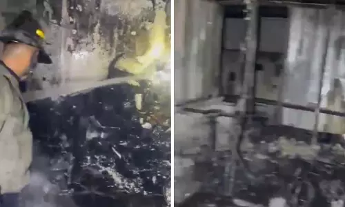 पिंपरी-चिंचवाड़ के वाकड में बजाज शोरूम में आग लगने से 50 से ज़्यादा इलेक्ट्रिक गाड़ियां जल गई पिंपरी-चिंचवाड़ के वाकड में बजाज शोरूम में आग लगने से 50 से ज़्यादा इलेक्ट्रिक गाड़ियां जल गई