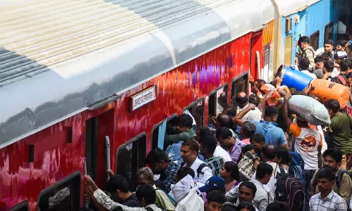 त्योहारों पर भीड़ कम करने के लिए रेलवे चलाएगा 8,000 और विशेष ट्रेनें त्योहारों पर भीड़ कम करने के लिए रेलवे चलाएगा 8,000 और विशेष ट्रेनें