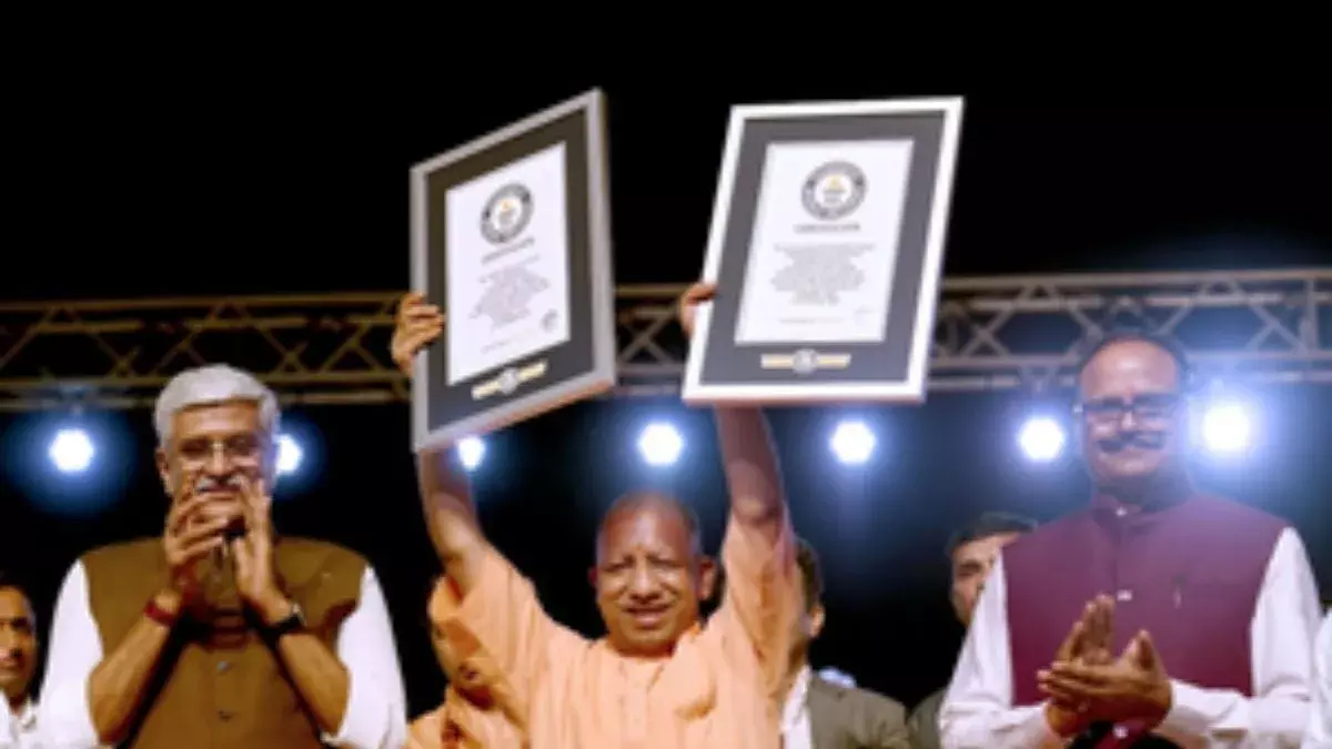 Ayodhya दीपोत्सव में रौशनी का जलवा, बना नया विश्व रिकॉर्ड Ayodhya दीपोत्सव में रौशनी का जलवा, बना नया विश्व रिकॉर्ड