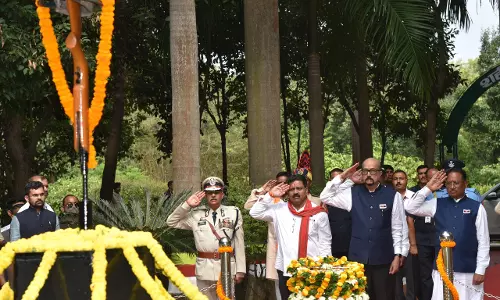 राज्यपाल रमेन डेका और CM विष्णुदेव साय ने शहीद वाटिका पहुंचकर शहीद जवानों को दी श्रद्धांजलि