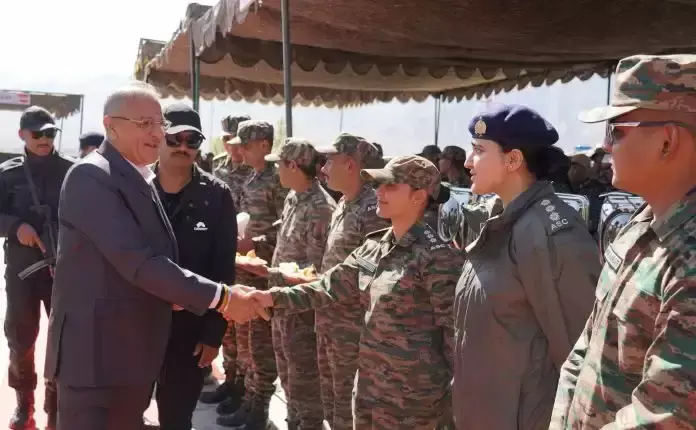 Leh: लद्दाख में जवानों संग दीप जलाकर दिवाली उत्सव