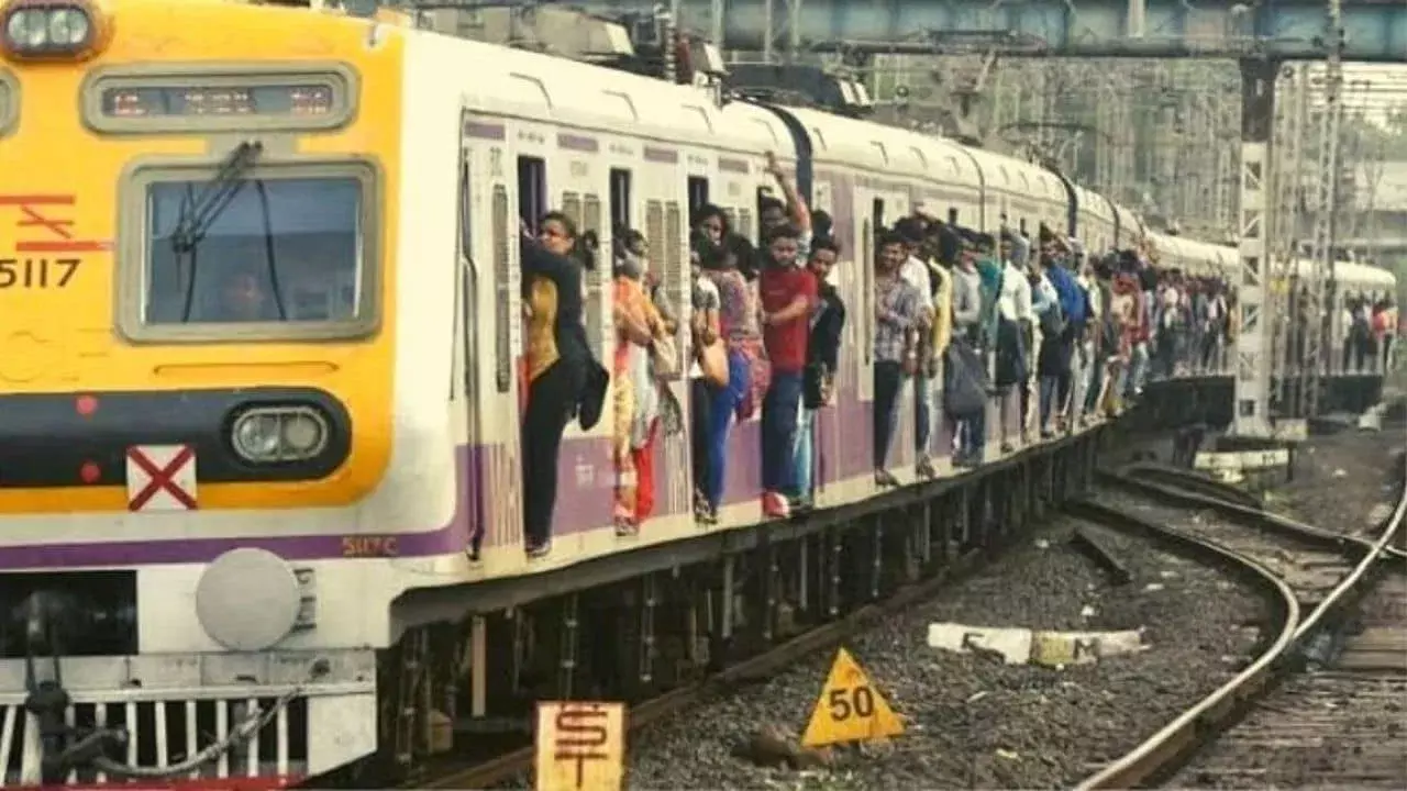 Mumbai: ट्रेनों की लंबी कतारों में अब कमी