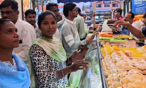 सरेंडर नक्सलियों ने मनाई दिवाली, सरकार की पहल से काफी खुश सरेंडर नक्सलियों ने मनाई दिवाली, सरकार की पहल से काफी खुश