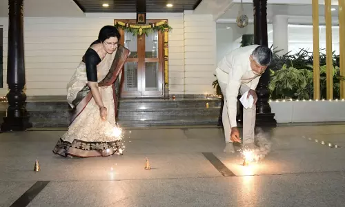 Andhra CM चंद्रबाबू नायडू ने पत्नी के साथ मनाई दिवाली