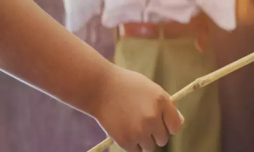 प्रिंसिपल ने यादव लड़के को मवेशी चराने की दी सलाह, डंडे से पीटा भी