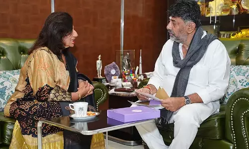 CM सिद्धारमैया, डी.के. शिवकुमार ने बिजनेसमैन किरण मजूमदार शॉ से मुलाकात की CM सिद्धारमैया, डी.के. शिवकुमार ने बिजनेसमैन किरण मजूमदार शॉ से मुलाकात की