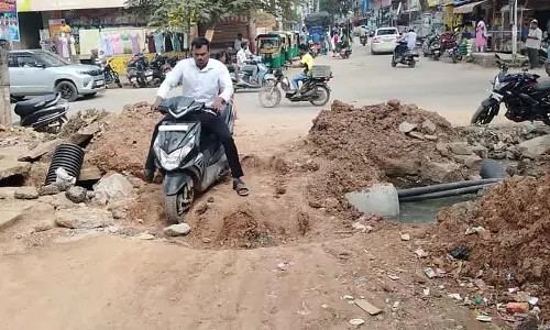 होसकोटे में अंडरग्राउंड केबल बिछाने का काम मुश्किल में : लोग परेशान होसकोटे में अंडरग्राउंड केबल बिछाने का काम मुश्किल में : लोग परेशान