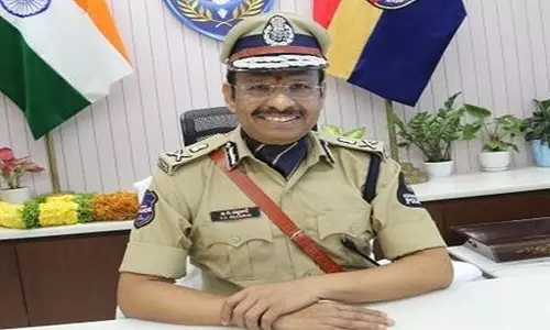 Hyderabad कमिश्नर ने अभिभावकों को फर्जी पुलिस कॉल के प्रति आगाह किया Hyderabad कमिश्नर ने अभिभावकों को फर्जी पुलिस कॉल के प्रति आगाह किया