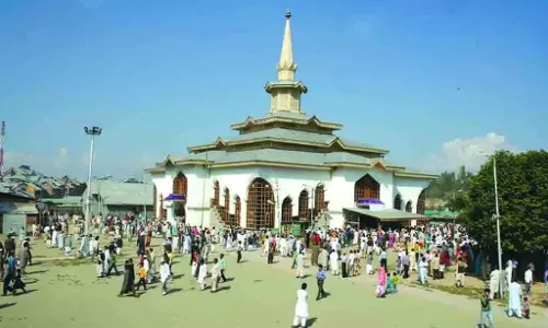 Budgam चरार-ए-शरीफ में उर्स शेख-उल-आलम पर हजारों श्रद्धालुओं की भीड़ जुटी