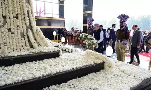 मुख्यमंत्री उमर अब्दुल्ला ने Srinagar के ज़ेवान में पुलिस शहीदों को श्रद्धांजलि अर्पित की मुख्यमंत्री उमर अब्दुल्ला ने Srinagar के ज़ेवान में पुलिस शहीदों को श्रद्धांजलि अर्पित की