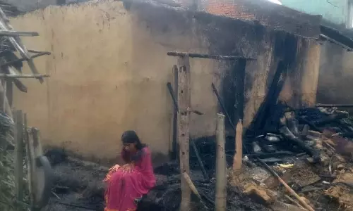 दिव्यांग महिला को उसके पति ने लव मैरिज के बाद छोड़ दिया, लेकिन घर में आग लगने से वह बाल-बाल बची दिव्यांग महिला को उसके पति ने लव मैरिज के बाद छोड़ दिया, लेकिन घर में आग लगने से वह बाल-बाल बची