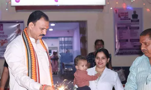 मरीजों को दिवाली की बधाई देने हॉस्पिटल पहुंचे मंत्री, बांटे फल और मिठाई मरीजों को दिवाली की बधाई देने हॉस्पिटल पहुंचे मंत्री, बांटे फल और मिठाई