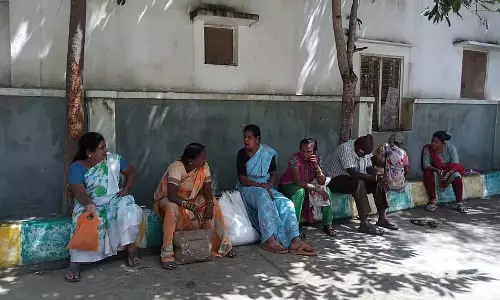 Karnataka : पटाखों के टिकट के नाम पर पैसे लेकर महिला भाग गई