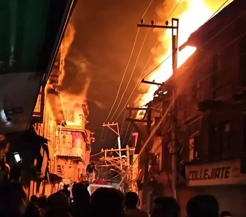 Srinagar के फतेकदल में भीषण आग ने कई घरों को अपनी चपेट में ले लिया Srinagar के फतेकदल में भीषण आग ने कई घरों को अपनी चपेट में ले लिया