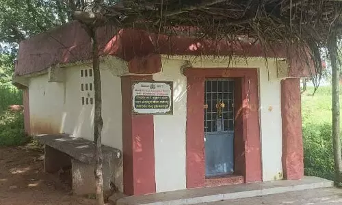 Bangarpet : रखरखाव की कमी के कारण मंदिर बदहाल Bangarpet : रखरखाव की कमी के कारण मंदिर बदहाल