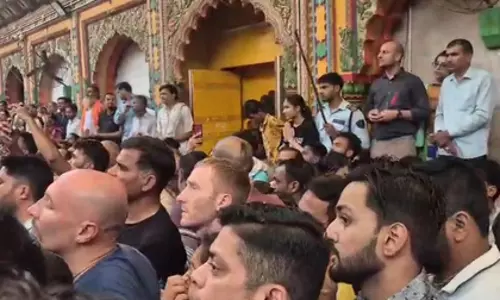 Mathura में गोवर्धन पूजा, द्वारकाधीश मंदिर में उमड़ी श्रद्धालुओं की भीड़ Mathura में गोवर्धन पूजा, द्वारकाधीश मंदिर में उमड़ी श्रद्धालुओं की भीड़