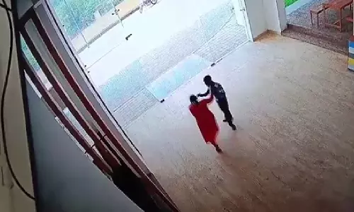 महिला ने सेक्योरिटी गार्ड के साथ गुंडई की, सोसाइटी में थप्पड़कांड का वीडियो वायरल