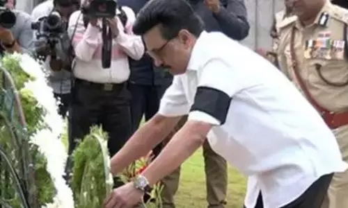 CM ने चेन्नई में पुलिस स्मृति दिवस पर स्मारक पर श्रद्धांजलि अर्पित की CM ने चेन्नई में पुलिस स्मृति दिवस पर स्मारक पर श्रद्धांजलि अर्पित की