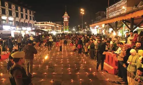 Kashmir में धार्मिक उत्साह के साथ मनाई गई दिवाली Kashmir में धार्मिक उत्साह के साथ मनाई गई दिवाली