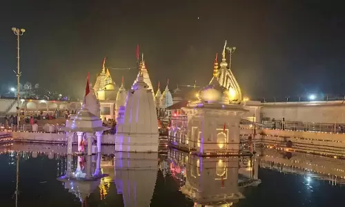 Anuppur: नर्मदा मंदिर में 5100 दीपों का भव्य दृश्य, उत्सव का आनंद Anuppur: नर्मदा मंदिर में 5100 दीपों का भव्य दृश्य, उत्सव का आनंद