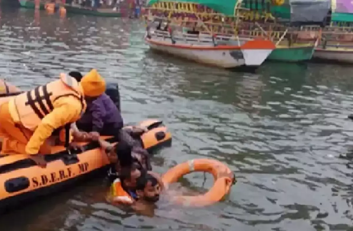 Bhopal: दीपावली मेले में मंदाकिनी नदी में हादसा, SDRF ने किया बचाव