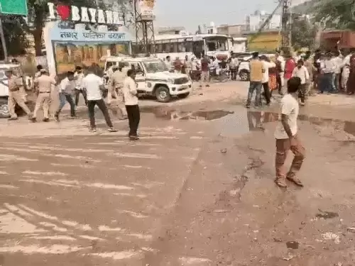 Bharatpur: जमीनी विवाद के चलते हाईवे जाम, पुलिस बची बाल-बाल Bharatpur: जमीनी विवाद के चलते हाईवे जाम, पुलिस बची बाल-बाल
