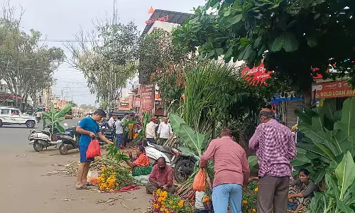 बाज़ार में ज़बरदस्त बिज़नेस: फूल, फल, गुब्बारे खरीदना