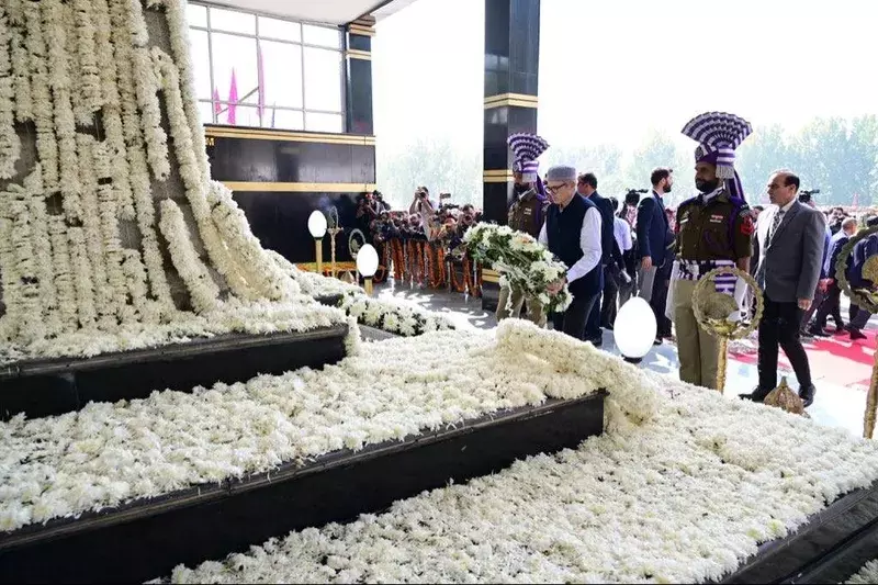 मुख्यमंत्री उमर अब्दुल्ला ने Srinagar के ज़ेवान में पुलिस शहीदों को श्रद्धांजलि अर्पित की मुख्यमंत्री उमर अब्दुल्ला ने Srinagar के ज़ेवान में पुलिस शहीदों को श्रद्धांजलि अर्पित की