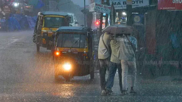 Kerala में मौसम विभाग ने जारी किया रेड अलर्ट, एर्नाकुलम में विशेष सावधानी की अपील