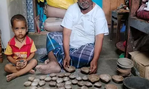 Diwali 2025 : एक ऐसी दिवाली जो कुम्हारों के जीवन में रोशनी नहीं लाएगी Diwali 2025 : एक ऐसी दिवाली जो कुम्हारों के जीवन में रोशनी नहीं लाएगी