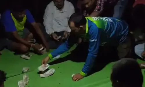 सरकारी कर्मचारी से लेकर व्यापारी तक जुआ में खूब उड़ा रहे पैसा सरकारी कर्मचारी से लेकर व्यापारी तक जुआ में खूब उड़ा रहे पैसा