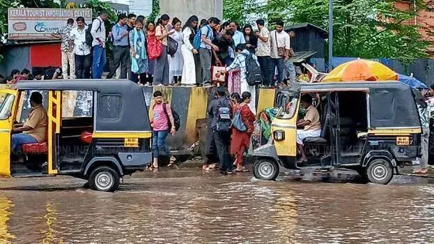 Kerala में आज भी भारी बारिश जारी, सभी जिलों में अलर्ट जारी Kerala में आज भी भारी बारिश जारी, सभी जिलों में अलर्ट जारी