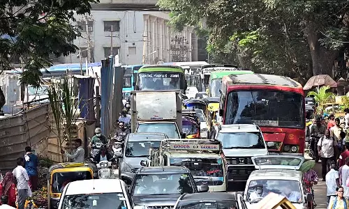 Hubli : सड़क के काम में देरी, ट्रैफिक जाम