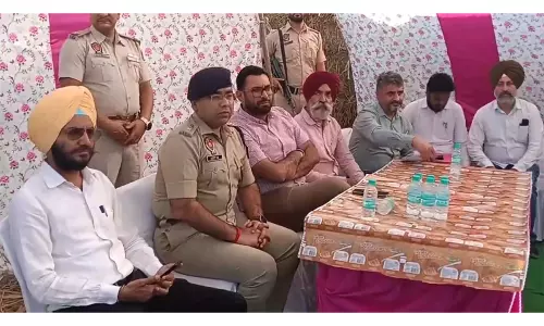 गुरदासपुर जिला प्रशासन ने सोहल गांव में पराली जलाने के खिलाफ निवारक उपायों की समीक्षा की गुरदासपुर जिला प्रशासन ने सोहल गांव में पराली जलाने के खिलाफ निवारक उपायों की समीक्षा की