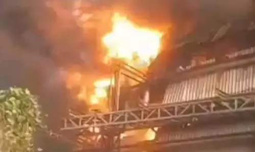 Kolkata: रंग बनाने की फैक्ट्री में आग, दमकल मौके पर सक्रिय