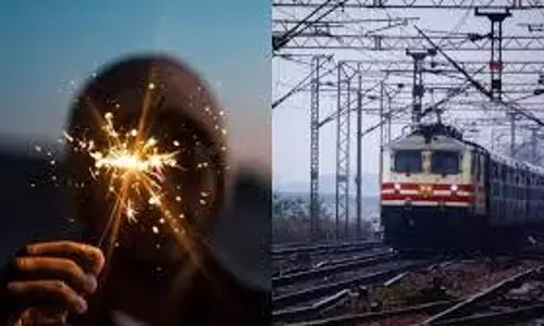 Kolkata: दीपावली में चलती ट्रेन पर पटाखा हमला, यात्रियों में अफरा-तफरी Kolkata: दीपावली में चलती ट्रेन पर पटाखा हमला, यात्रियों में अफरा-तफरी