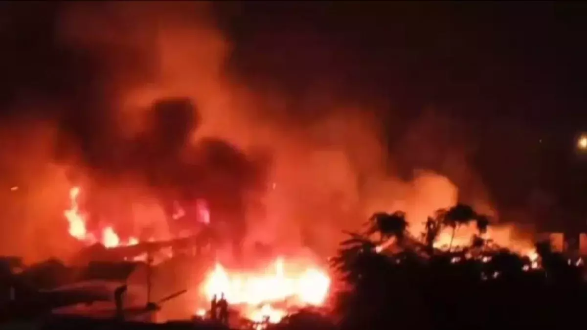 Howrah: आग ने उजाड़ी उलूबेड़िया की कई दुकानें, लाखों का नुकसान Howrah: आग ने उजाड़ी उलूबेड़िया की कई दुकानें, लाखों का नुकसान
