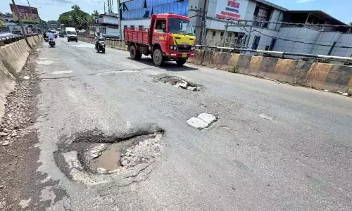 पप्पिनिसेरी फ्लाईओवर गिरा; 30 गड्ढे हो गए