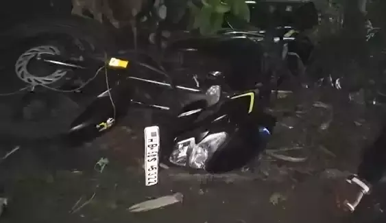West Medinipur: सड़क किनारे पेड़ से टकराई बाइक, युवक को चोटें आईं West Medinipur: सड़क किनारे पेड़ से टकराई बाइक, युवक को चोटें आईं